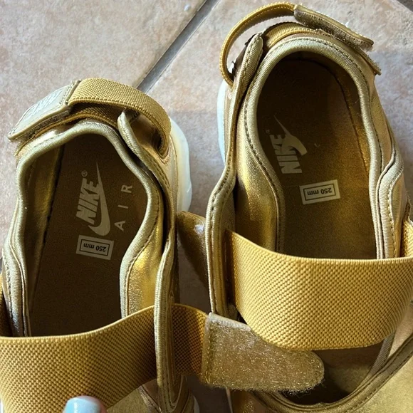 RARE -LIKE NEW Nike Air Rift Metallic Gold Tabis Training Sandal Shoe, Sz 7 - Picture 7 of 10